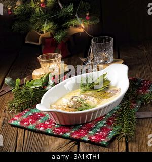 Gebratene weihnachtskarpfen in buttersosse mit dill und zitrone Foto Stock