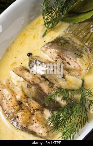 Gebratene weihnachtskarpfen in buttersosse mit dill und zitrone Foto Stock