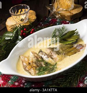 Gebratene weihnachtskarpfen in buttersosse mit dill und zitrone Foto Stock
