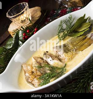 Gebratene weihnachtskarpfen in buttersosse mit dill und zitrone Foto Stock
