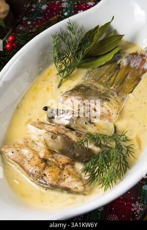 Gebratene weihnachtskarpfen in buttersosse mit dill und zitrone Foto Stock