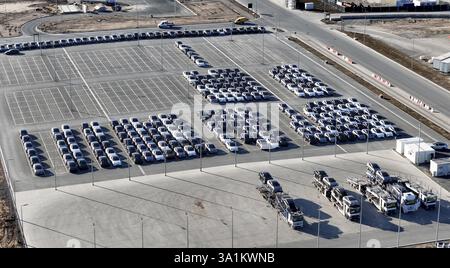 Tesla Gigafactory, auto nuova nel parcheggio, Gruenheide, 07.03.2025, Gruenheide, Brandeburgo, Germania, Europa Foto Stock