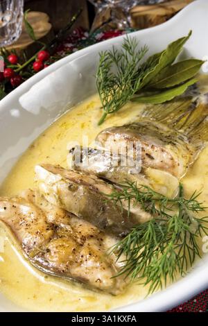 Gebratene weihnachtskarpfen in buttersosse mit dill und zitrone Foto Stock