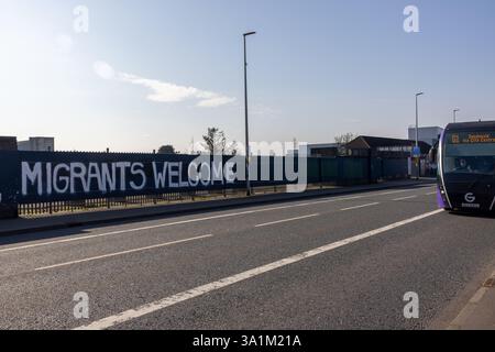 Belfast, Regno Unito. 9 marzo 2025. 09/03/2025 Belfast politica: Migranti benvenuto dipinto su accumulazione a West Belfast credito: Bonzo/Alamy Live News Foto Stock