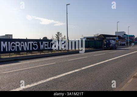 Belfast, Regno Unito. 9 marzo 2025. 09/03/2025 Belfast politica: Migranti benvenuto dipinto su accumulazione a West Belfast credito: Bonzo/Alamy Live News Foto Stock