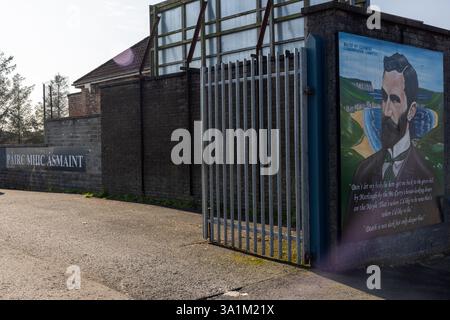 Belfast, Regno Unito. 9 marzo 2025. 09/03/2025 Belfast politica: Migranti benvenuto dipinto su accumulazione a West Belfast credito: Bonzo/Alamy Live News Foto Stock