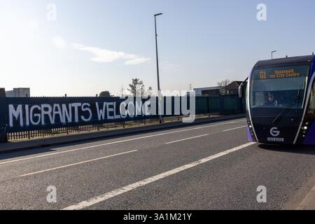 Belfast, Regno Unito. 9 marzo 2025. 09/03/2025 Belfast politica: Migranti benvenuto dipinto su accumulazione a West Belfast credito: Bonzo/Alamy Live News Foto Stock