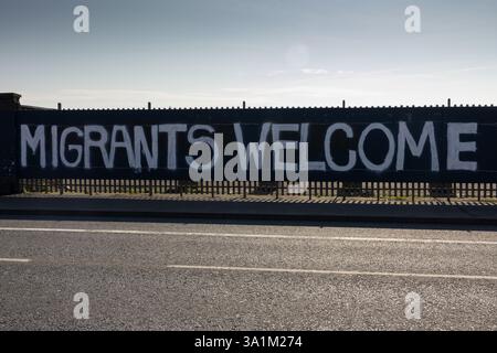 Belfast, Regno Unito. 9 marzo 2025. 09/03/2025 Belfast politica: Migranti benvenuto dipinto su accumulazione a West Belfast credito: Bonzo/Alamy Live News Foto Stock