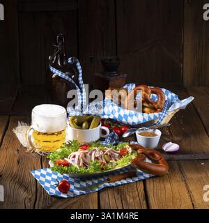 Deliziosa insalata bavarese di salsiccia con cipolla e cetrioli Foto Stock