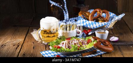 Deliziosa insalata bavarese di salsiccia con cipolla e cetrioli Foto Stock