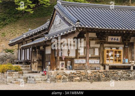 Cheongyang-gun, Corea del Sud, 2 ottobre 2020: Edifici con tetto piastrellato che fanno parte del Tempio di Janggoksa, Asia Foto Stock