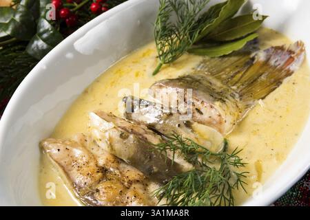 Gebratene weihnachtskarpfen in buttersosse mit dill und zitrone Foto Stock