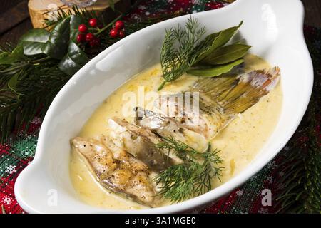 Gebratene weihnachtskarpfen in buttersosse mit dill und zitrone Foto Stock