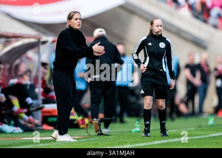 Koeln, Germania. 9 marzo 2025. Britta Carlson (Trainerin 1. FC K?ln) applaudire Google Pixel Frauen-Bundesliga, 1. FC K?LN - FC BAYERN M?NCHEN, K?LN, RHEINENERGIESTADION AM 09.03.2025 LE NORMATIVE DFB VIETANO QUALSIASI USO DI FOTOGRAFIE COME SEQUENZE DI IMMAGINI E/O QUASI-VIDEO. Credito: dpa/Alamy Live News Foto Stock