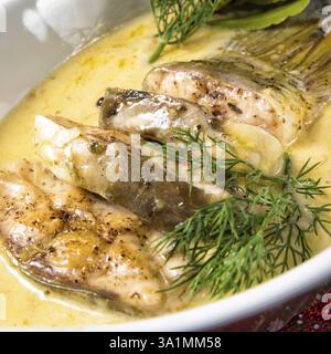 Gebratene weihnachtskarpfen in buttersosse mit dill und zitrone Foto Stock