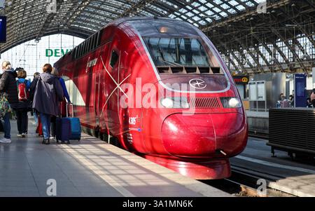 Colonia, Germania. 9 marzo 2025. Il treno ad alta velocità Eurostar si trova sul binario della stazione centrale. il sindacato Verdi ha esortato i lavoratori del servizio pubblico e dei servizi di assistenza a terra a fare uno sciopero di allerta di 24 ore in undici aeroporti lunedì. Credito: Thomas Banneyer/dpa/Alamy Live News Foto Stock