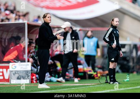 Koeln, Germania. 9 marzo 2025. Britta Carlson (Trainerin 1. FC K?ln) Google Pixel Frauen-Bundesliga, 1. FC K?LN - FC BAYERN M?NCHEN, K?LN, RHEINENERGIESTADION AM 09.03.2025 LE NORMATIVE DFB VIETANO QUALSIASI USO DI FOTOGRAFIE COME SEQUENZE DI IMMAGINI E/O QUASI-VIDEO. Credito: dpa/Alamy Live News Foto Stock