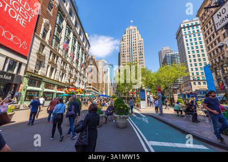 Affollata piazza pedonale a Broadway e 34th Street a Manhattan nel soleggiato giorno di primavera. New York. STATI UNITI. Foto Stock