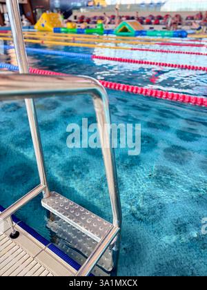 Scala di uscita piscina in metallo. Foto di alta qualità Foto Stock