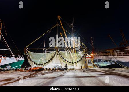 Barche da pesca nei Paesi Bassi di notte. Foto Stock