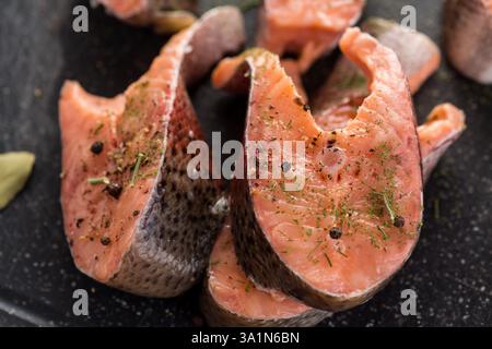 Pezzi crudi di pesce rosso con condimenti. Foto Stock