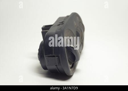 comando interruttore principale fari su sfondo bianco, primo piano Foto Stock