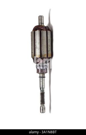 Armatura del motorino tergicristalli dell'auto, motorino CC a magnete permanente. albero in acciaio con filettatura vite senza fine per ingranaggi rotanti. su sfondo bianco Foto Stock
