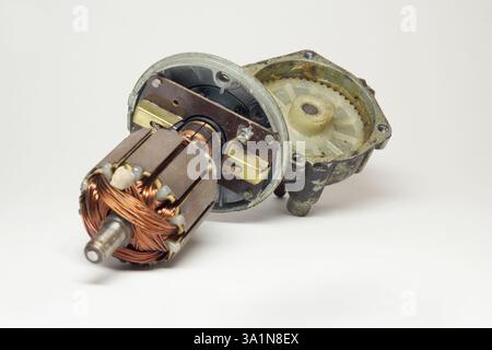 motorino tergicristalli dell'auto, smontato. complessivo supporto spazzole al carbonio con collettore, indotto con anelli in filo di rame. messa a fuoco selettiva Foto Stock