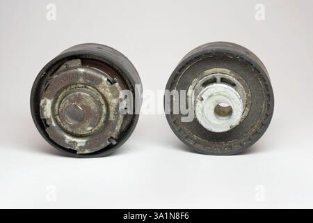 tenditore cinghia di distribuzione che mostra entrambi i lati in coppia. Vecchio, smantellato dalla macchina per la sostituzione Foto Stock