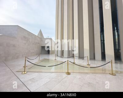 Abu Dhabi, Emirati Arabi Uniti - 23 febbraio 2025: La Casa della famiglia Abrahamic ad Abu Dhabi, Emirati Arabi Uniti, si erge come un simbolo di unità interreligiosa, con un Foto Stock