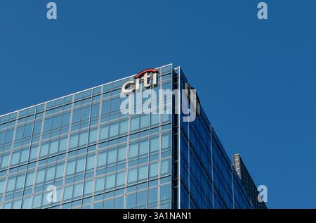 Hong Kong. Cina- 02.15.2025. Il cartello con il nome su un edificio per uffici della banca multinazionale americana di investimenti Citigroup Inc Foto Stock
