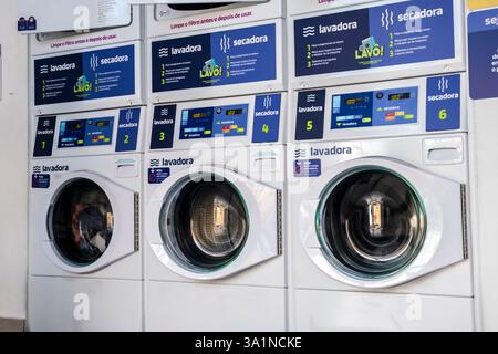 Marilia, San Paolo, Brasile, 31 gennaio 2025. Fila di lavatrici e asciugatrici all'interno della lavanderia self-service nella città di Marilia Foto Stock