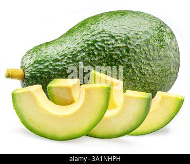 Frutta di avocado con fette di avocado isolate su sfondo bianco. Foto Stock