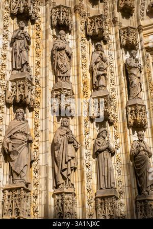 Figure in pietra intorno alla porta dell'assunzione, al centro della facciata occidentale della cattedrale di Santa Maria della sede. (Cattedrale di Siviglia) Siviglia, Spagna Foto Stock