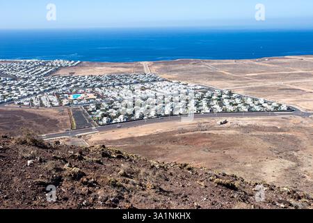 Vista dal vulcano della montagna rossa nel resort spagnolo delle canarie di Playa Blanca Lanzarote, Spagna Foto Stock