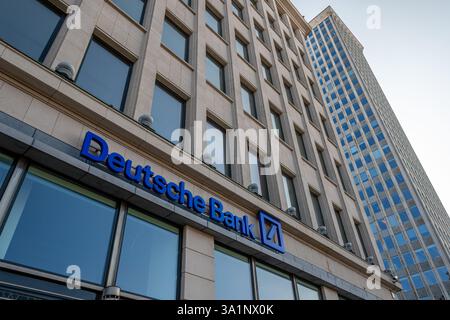 Vista esterna di una filiale della Deutsche Bank a Bruxelles, Belgio. Deutsche Bank è la più grande banca tedesca Foto Stock