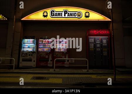 Sala giochi chiusa a Shinjuku con distributori automatici luminosi e armadietti a gettoni sotto le luci al neon Foto Stock