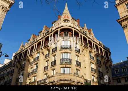 Architettura esterna di una tradizionale casa francese con balconi e finestre tipici di Parigi. Francia. Foto Stock
