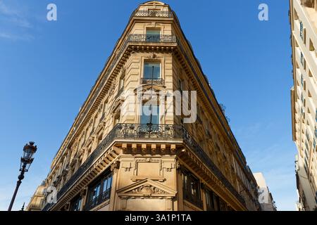 Architettura esterna di una tradizionale casa francese con balconi e finestre tipici di Parigi. Francia. Foto Stock