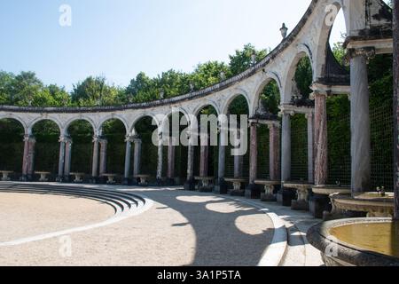 Una vista del Colonnato nei giardini della Reggia di Versailles. Foto Stock