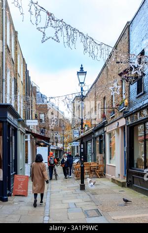 Amanti dello shopping natalizio a Camden Passage, famosa per i suoi negozi di antiquariato e di articoli da regalo, Londra, Regno Unito Foto Stock
