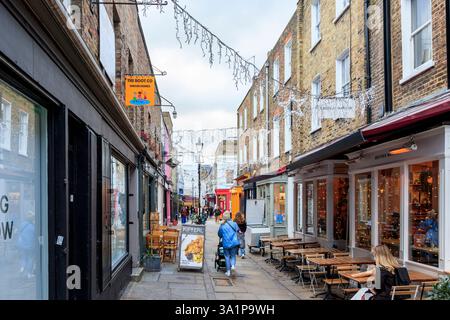 Amanti dello shopping natalizio a Camden Passage, famosa per i suoi negozi di antiquariato e di articoli da regalo, Londra, Regno Unito Foto Stock