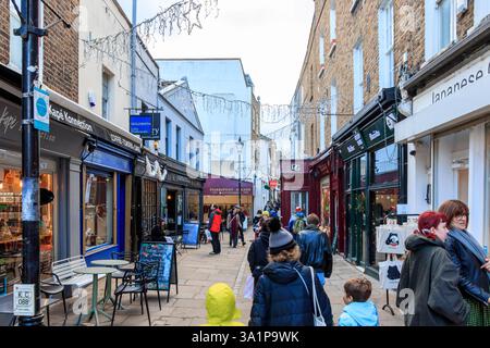 Amanti dello shopping natalizio a Camden Passage, famosa per i suoi negozi di antiquariato e di articoli da regalo, Londra, Regno Unito Foto Stock