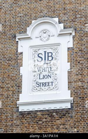 Una grande targa con la scritta "LSB White Lion Street" sul lato dell'ex Penton Primary School di Islington, Londra, Regno Unito. Foto Stock