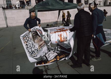 Handmaids tale protesta a Londra in occasione della giornata internazionale delle donne, 8 marzo 2024, le donne anglo-iraniane, organizzate dal gruppo Stage of Freedom, marciarono silenziosamente attraverso il centro di Londra vestite di mantelli rossi e cofani bianchi che ricordano il racconto delle damigelle. La processione iniziò in Piazza del Parlamento e si concluse presso l'ambasciata iraniana a Kensington. I partecipanti portavano manifesti di donne manifestanti che erano state uccise, ferite o imprigionate dal regime iraniano sin dall'inizio delle proteste di Mahsa nel settembre 2022, scatenate dalla morte del ventiduenne Mahsa Amini mentre era in custodia di Irans mora Foto Stock