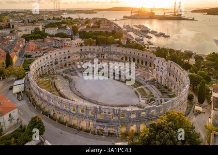 Vista aerea dello storico anfiteatro romano di Pola al tramonto, Croazia Foto Stock