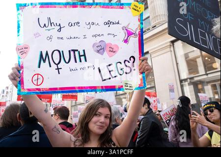 Giornata internazionale della donna 2025, centro di Londra. Marzo e raduno organizzato da Million Women Rise. Foto Stock