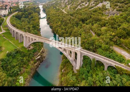 Ponte Solkan sul fiume Soca vicino a Nova Gorica nella Slovenia occidentale Foto Stock