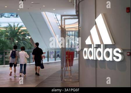 Cina. 21 agosto 2024. Gli amanti dello shopping passeranno davanti al negozio Adidas, un marchio multinazionale di abbigliamento sportivo tedesco, in un centro commerciale a Shenzhen, in Cina. (Credit Image: © Sebastian ng/SOPA Images via ZUMA Press Wire) SOLO PER USO EDITORIALE! Non per USO commerciale! Foto Stock