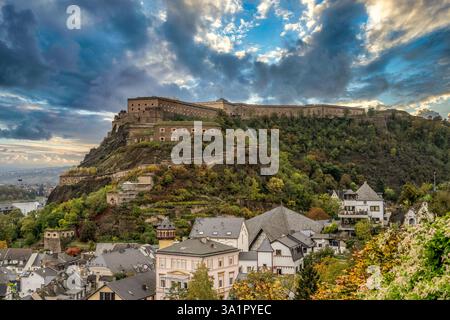 Vista aerea di Coblenza, fortezza di Ehrenbreitstein, cielo tempestoso al tramonto che torreggia sopra la città Foto Stock